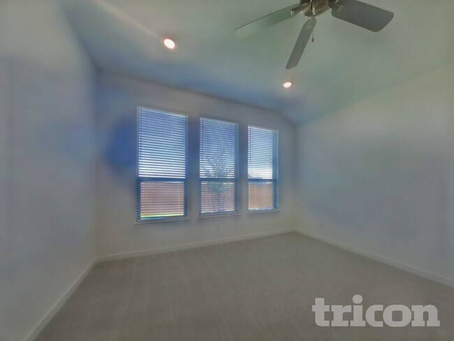 Building Photo - 448 Lone Star Dr