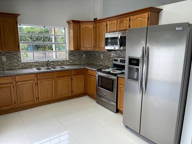 Foto del edificio - 18751 NW 77th Ct