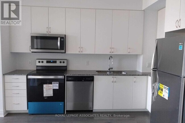 Photo du bâtiment - 3220-3220 Sheppard Ave E