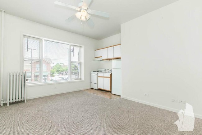 Foto del edificio - 3957 W Irving Park Rd