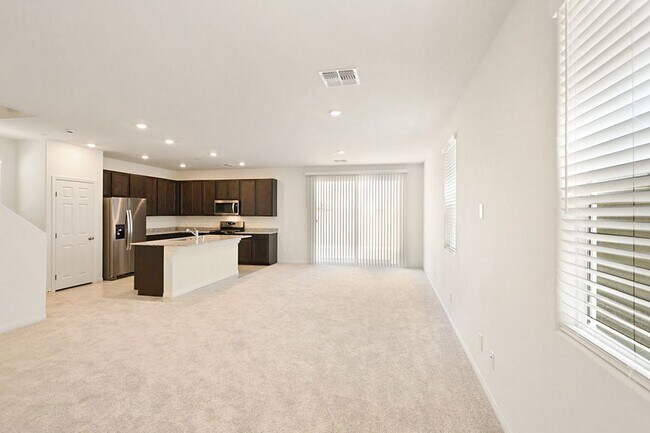 Foto del edificio - Brand New Inspirada Beauty With 1st Floor ...