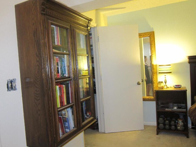 Building Photo - 13612 S Village Dr