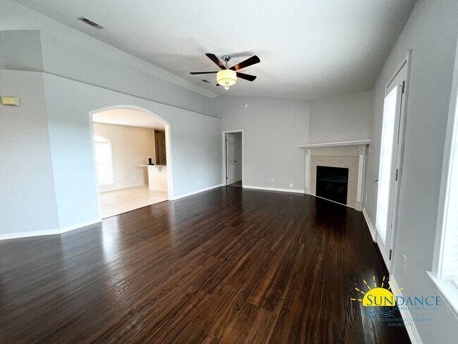 Foto del edificio - Spacious 3 Bedroom Home in Crestview.