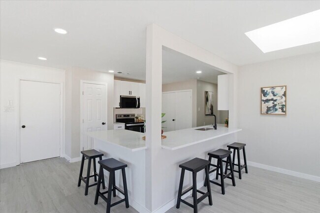 Foto del edificio - "Spacious 3-Bed, 2-Bath Gem with 2,155 Sq. Ft. on University Drive in Arlington, TX!"