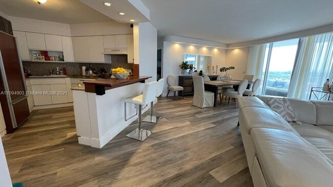 Building Photo - 5161 Collins Ave