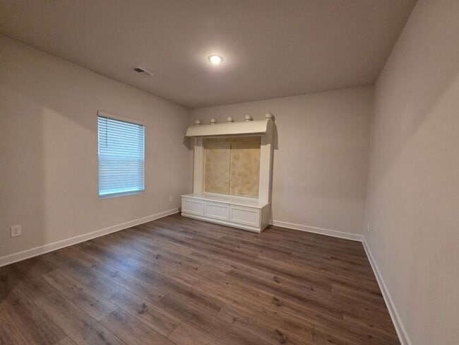 Building Photo - Beautiful and spacious! Ready for move in!