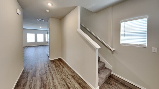 Building Photo - Very Nice and Spacious 4 Bedroom Home in M...