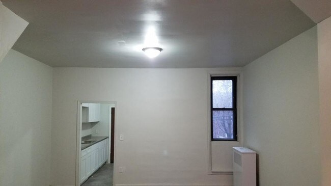 Building Photo - 135 E Albanus St