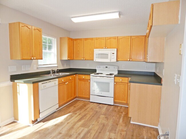 Foto del edificio - 657 Montgomery Dr