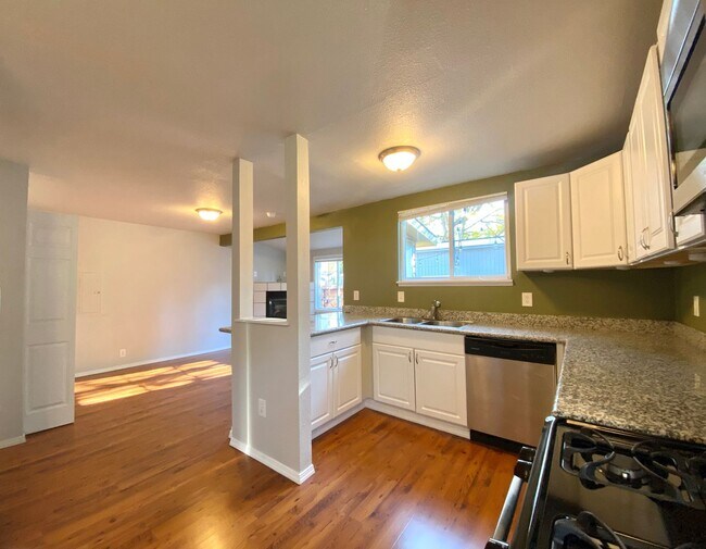 Foto del edificio - 3 Bedroom 2 Bath - City Compound - A Must ...