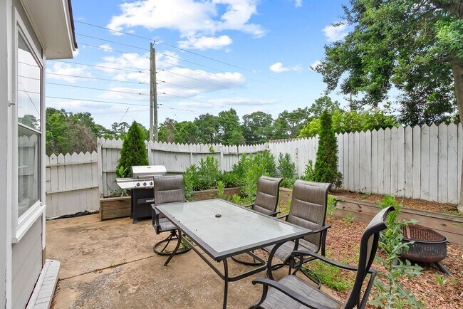 Building Photo - Nice 2 Bed 2.5 Bath House! Available Fall 2026!