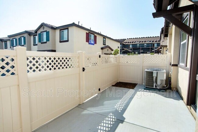 Foto del edificio - 24131 Tuscany Ave