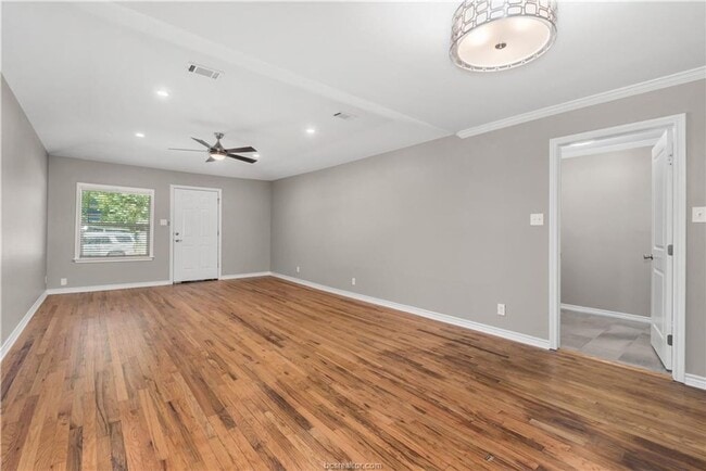 Building Photo - Available June 2026! Adorable 3 Bedroom Ho...