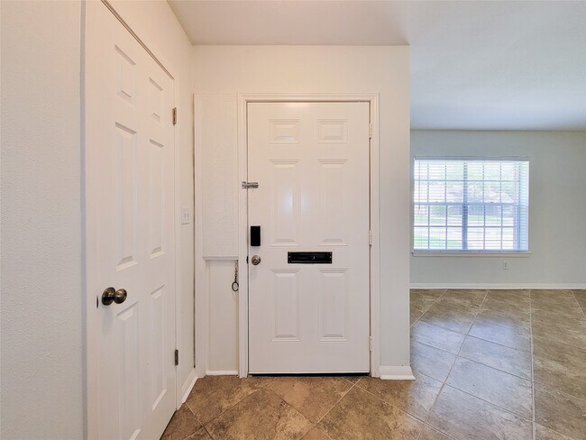 Foto del edificio - 2115 Forest Oaks Dr