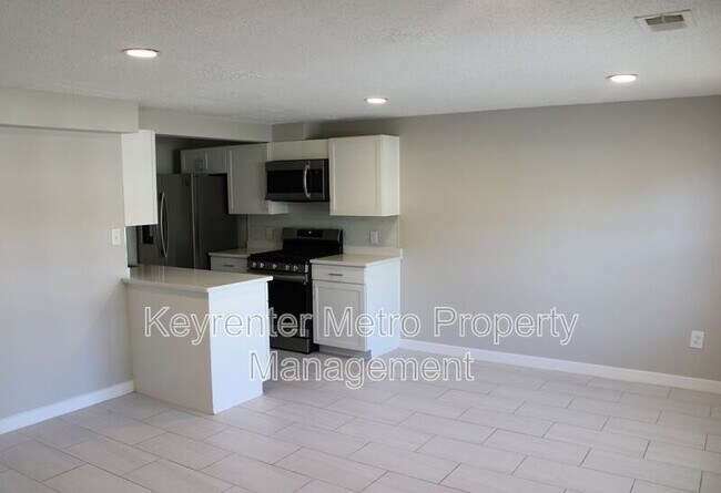 Foto del edificio - 1828 Village Green Dr