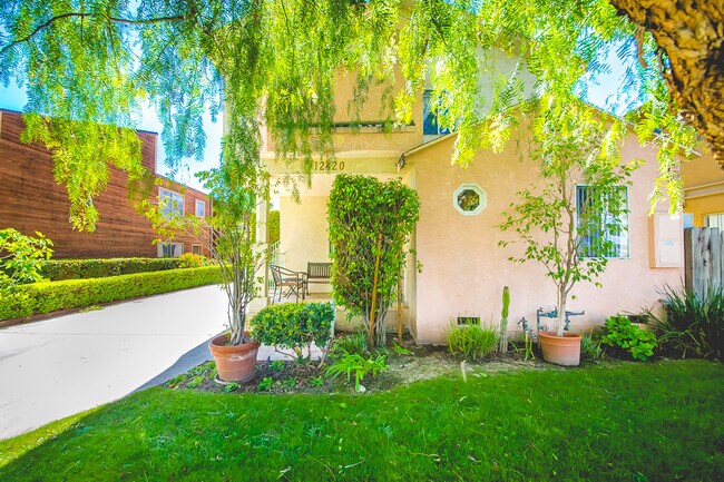 Foto del edificio - 12420 Moorpark St