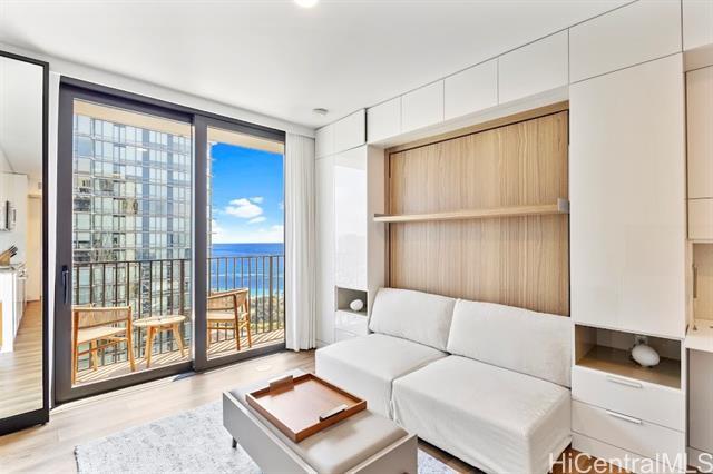 Building Photo - 987 Queen St