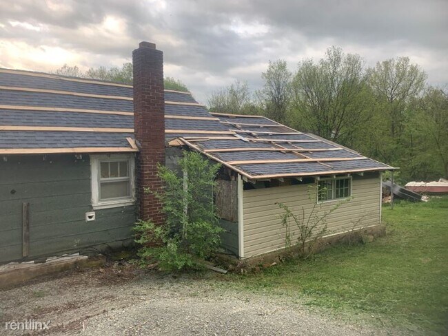 Building Photo - 2 br, 1 bath House - 506 Station St.