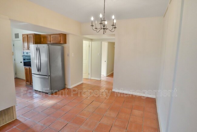 Building Photo - 3030 Urban Crest Dr
