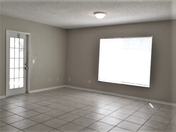 Building Photo - 1054 Royal Oaks Drive