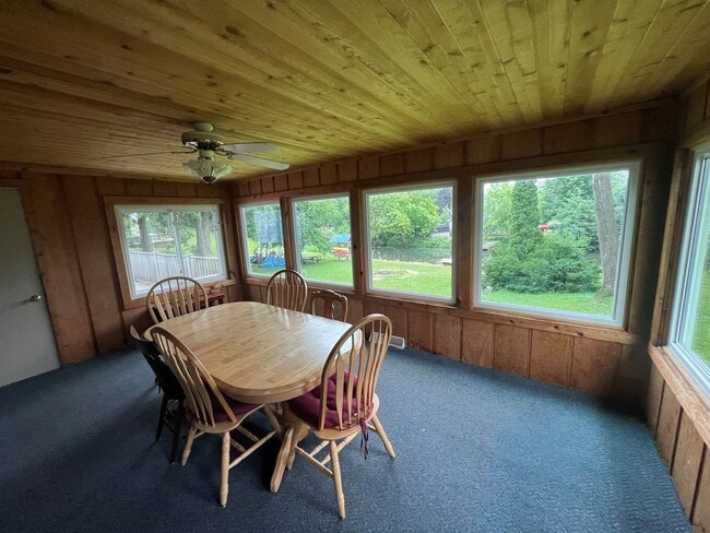 Building Photo - 3 bedrooms, 3 Full Bathrooms on the channe...