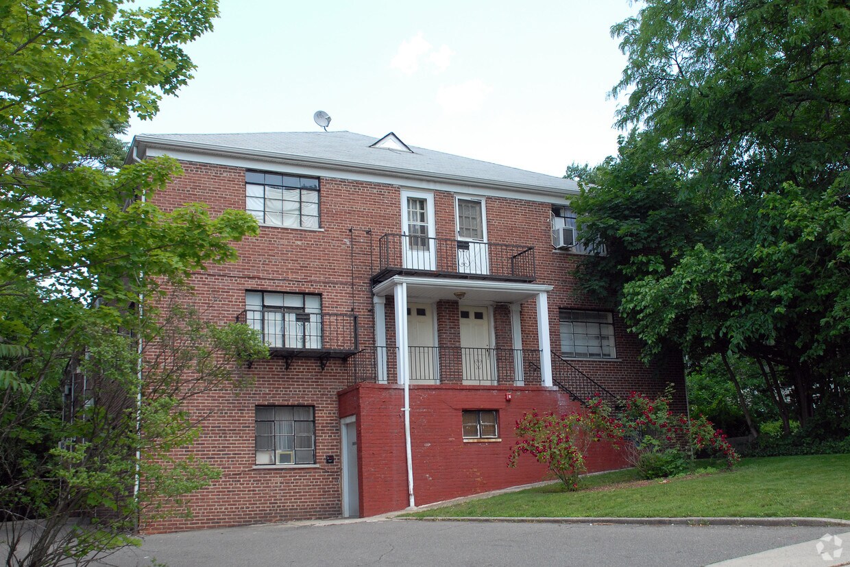 Building Photo - 10 Hillside Ave