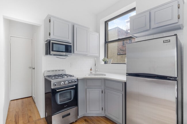 Building Photo - 321 E 116th St