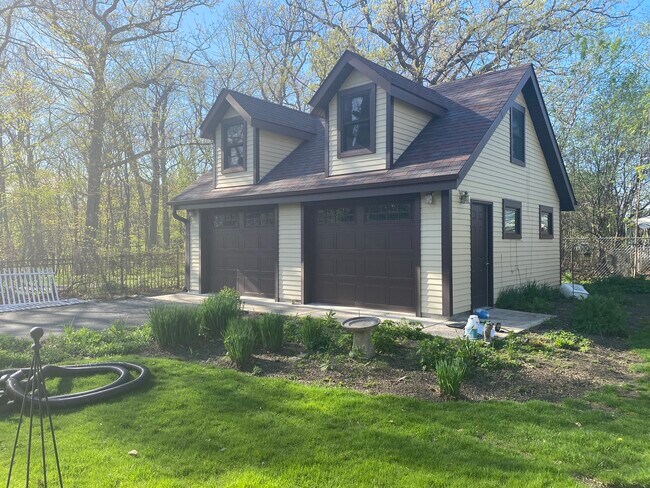 Building Photo - 739 Elm Pl