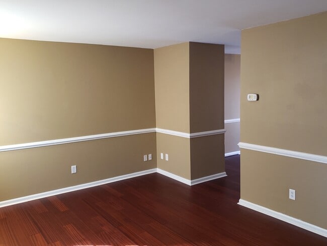 Building Photo - 327 Oak Dr