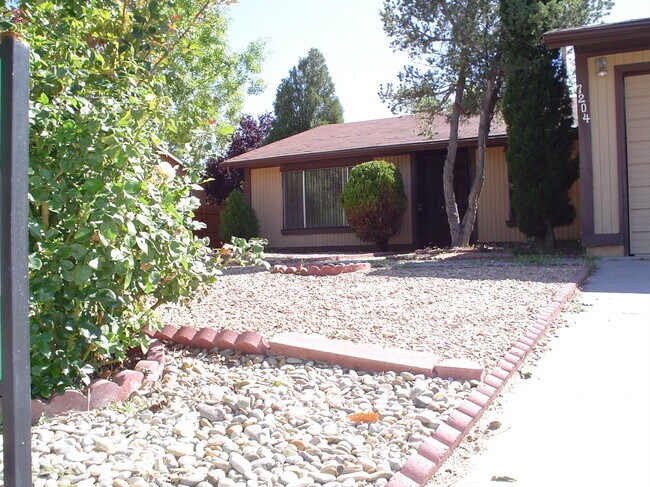 Exterior frontal - 7204 Avenida La Costa NE
