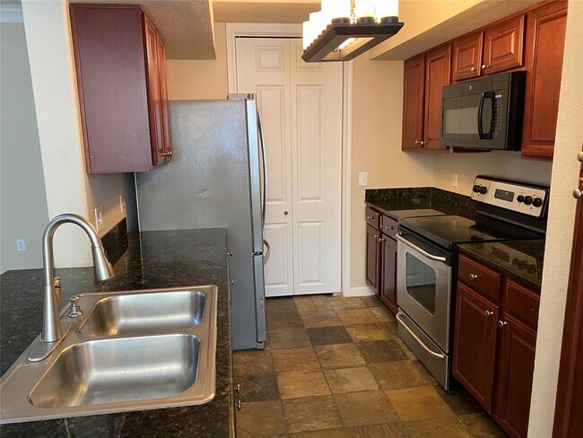 Building Photo - 7575 Kirby Dr