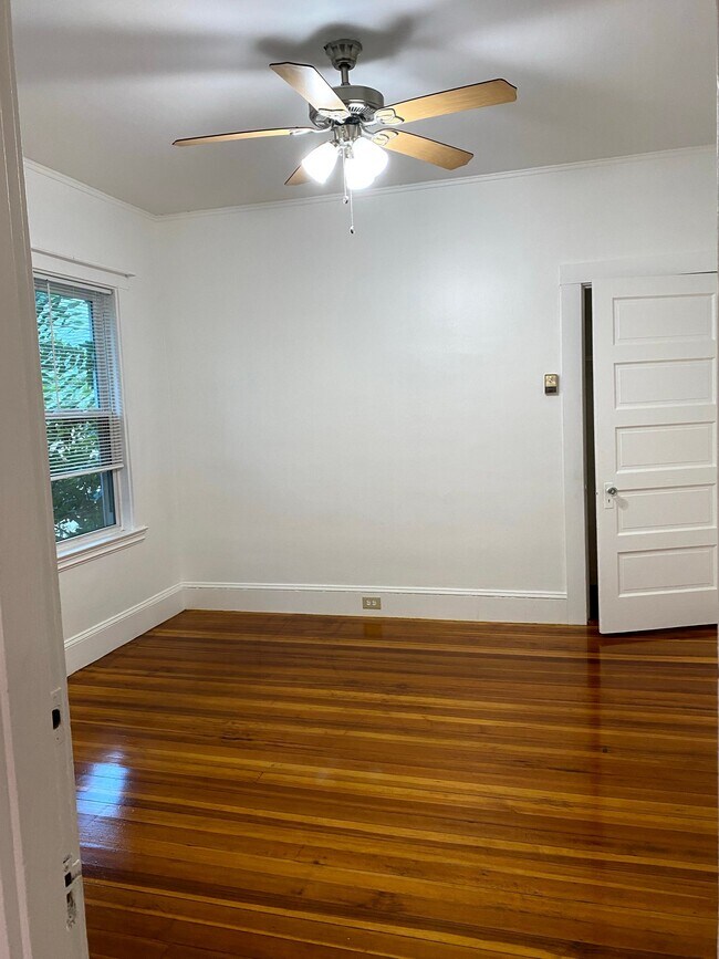 Foto del edificio - 121 Merrymount Rd
