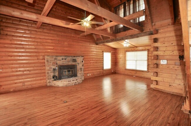 Foto del edificio - FFOR LEASE in BROCK! 3 BR- 2 BA - 2 Car Carport + Loft + Office - 2,256 sf Log Home on Approximat...