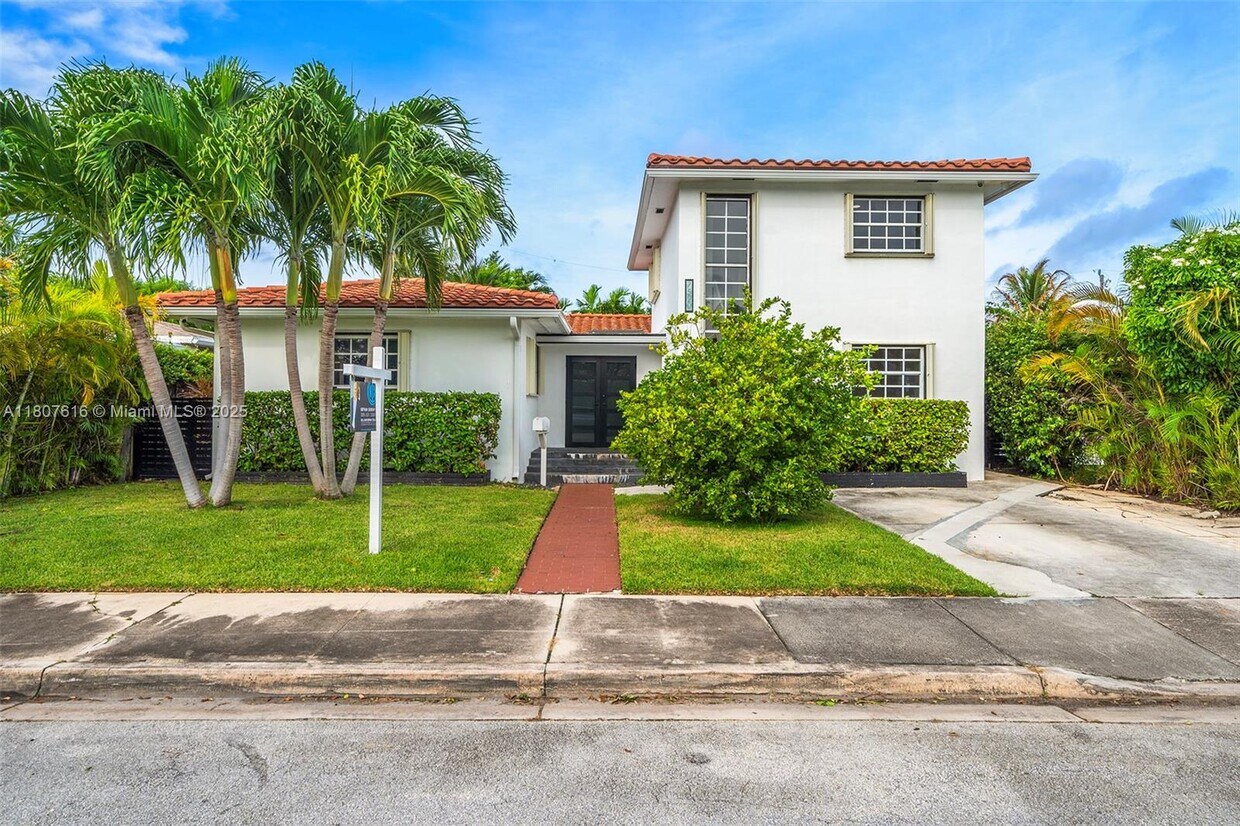 Foto principal - 7520 Hispanola Ave