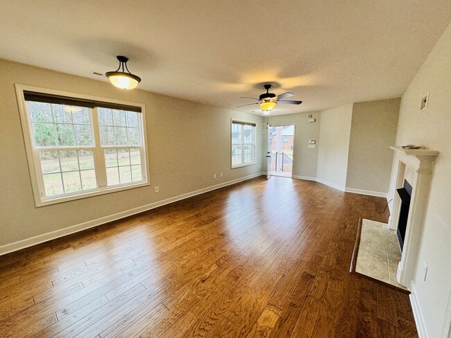 Building Photo - 524 Amberdale Cir E