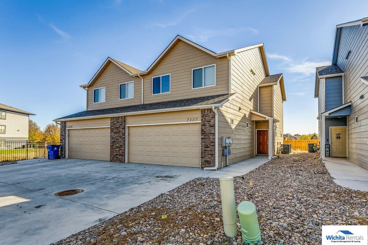 Foto principal - Newer 4 bedroom, 2.5 bath duplex NE Wichita