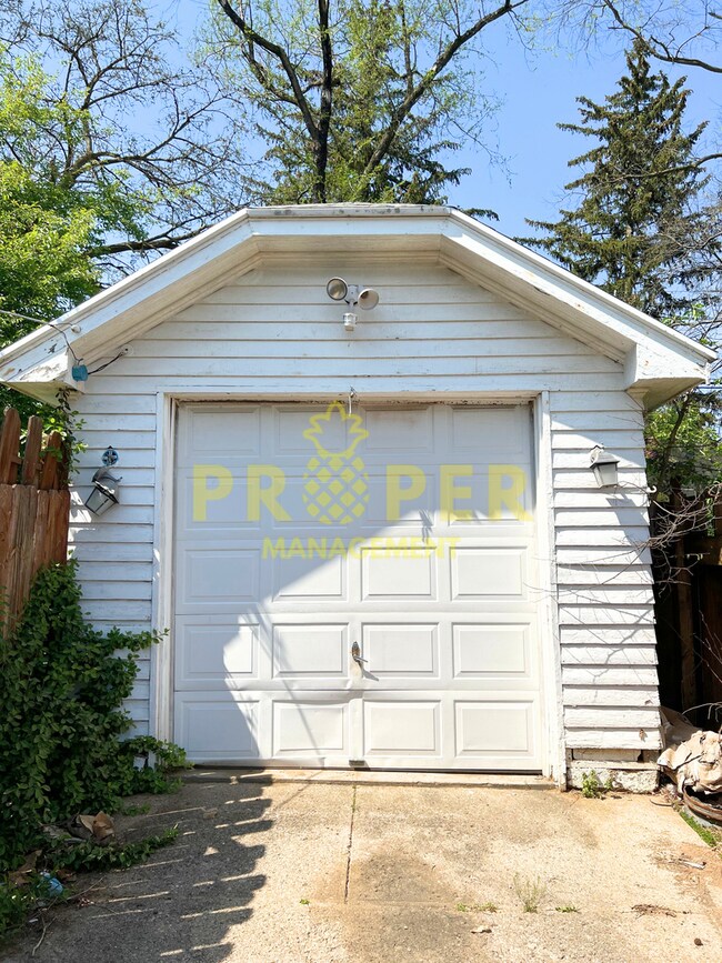 Building Photo - 2 bedrooms 1 bathroom completely updated h...