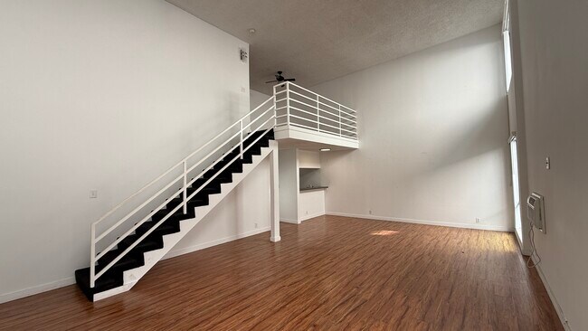 Foto del edificio - 7044 Hawthorn Ave