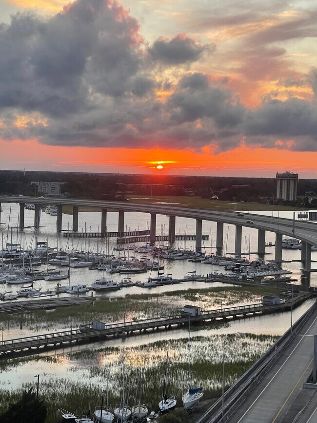 14 Lockwood Dr Unit 12f, Charleston, SC 29401 Condo for Rent in