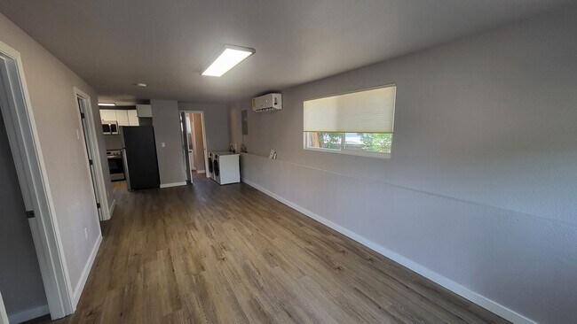 Building Photo - 2 Bed 1 Bath single level home Bend Oregon