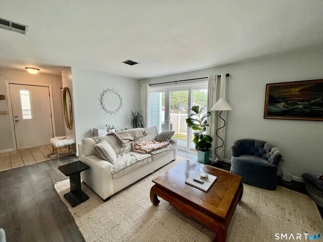 Foto del edificio - 92 Limewood Ave