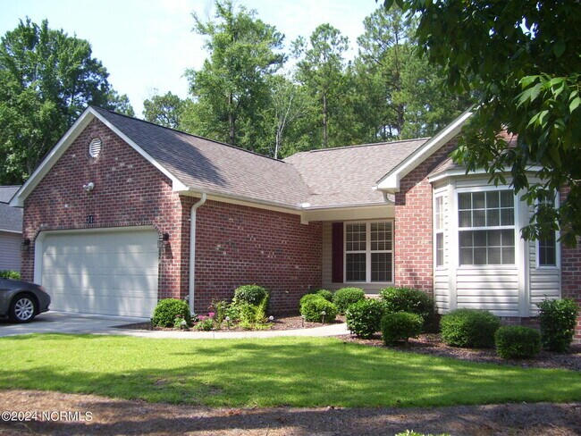 Foto del edificio - 11 Cypress Ln