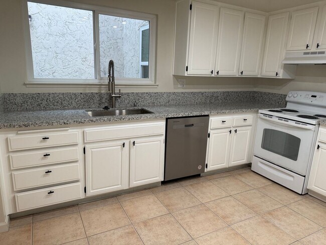 Building Photo - Beautiful Westside Duplex