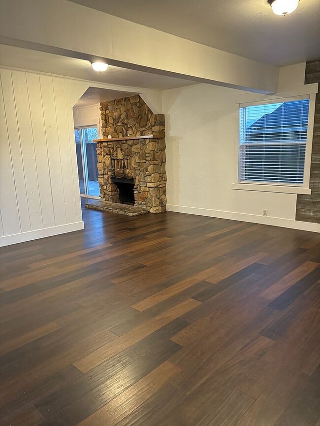 Foto del edificio - 646 N Ross Ln