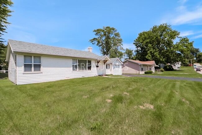 Building Photo - 9207 Bobb Ave