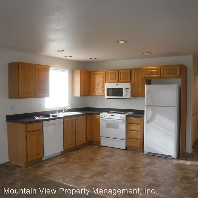 Building Photo - 2121 SW Umatilla Ave