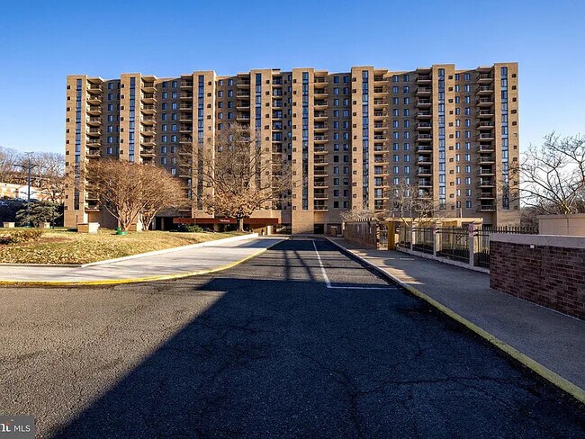 The building. - 4500 S Four Mile Run Dr