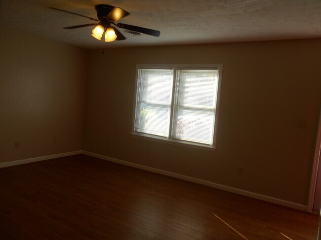 Building Photo - 411 S Poplar Dr