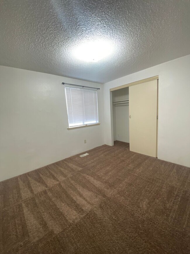 Building Photo - Great Value!!! 3 bed, 1 bath apartment