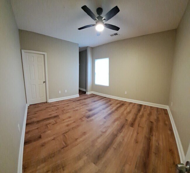 Foto del edificio - 4 BD/4 BA Located in Countryview Village.